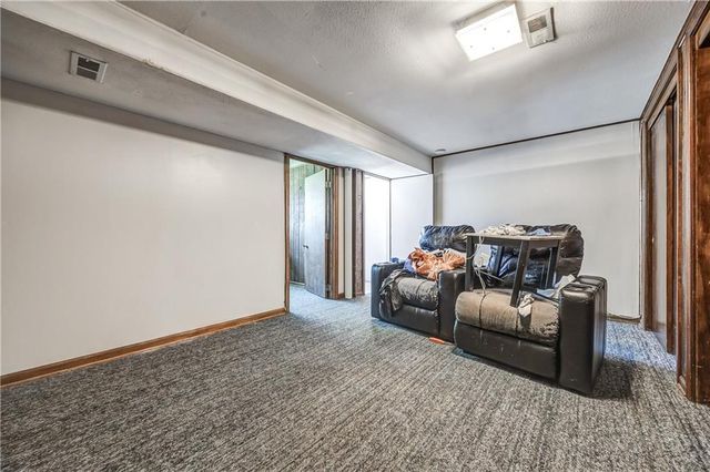 8266 Tauromee Avenue, Kansas City, KS 66112