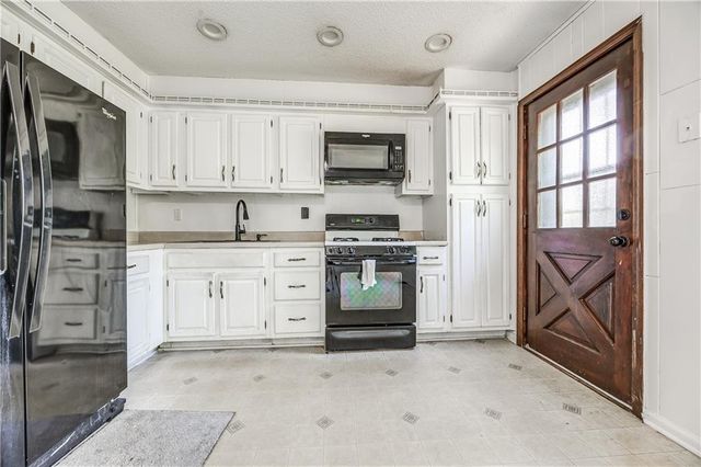 8266 Tauromee Avenue, Kansas City, KS 66112