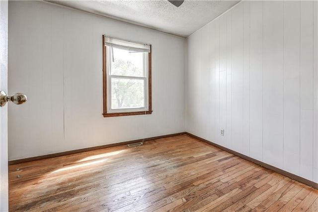 8266 Tauromee Avenue, Kansas City, KS 66112