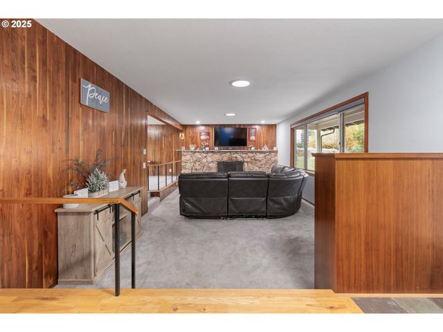 2568 DOVER Dr, Eugene, OR 97404