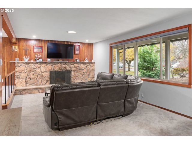 2568 DOVER Dr, Eugene, OR 97404