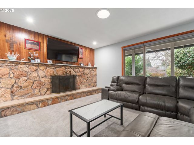 2568 DOVER Dr, Eugene, OR 97404