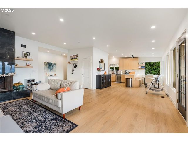 520 COLUMBIA St, Cathlamet, WA 98612