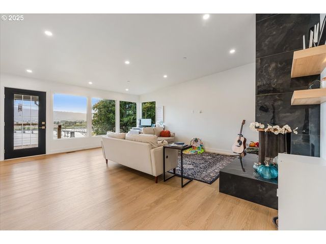 520 COLUMBIA St, Cathlamet, WA 98612