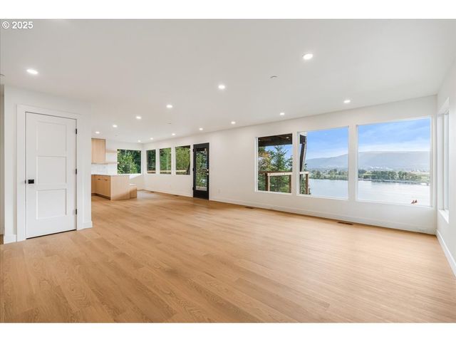 520 COLUMBIA St, Cathlamet, WA 98612