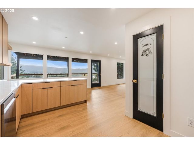 520 COLUMBIA St, Cathlamet, WA 98612