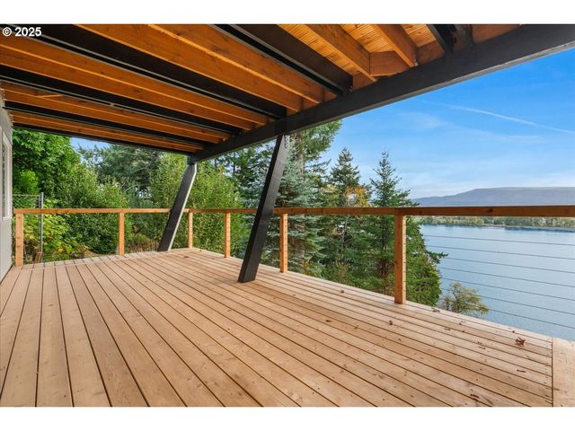 520 COLUMBIA St, Cathlamet, WA 98612