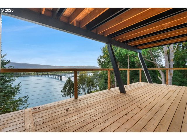 520 COLUMBIA St, Cathlamet, WA 98612