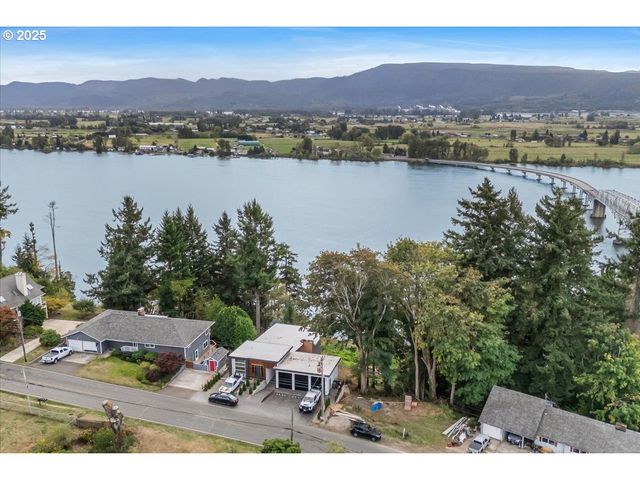 520 COLUMBIA St, Cathlamet, WA 98612