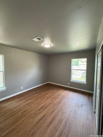 4627 LAKEWOOD DR, San Antonio, TX 78220