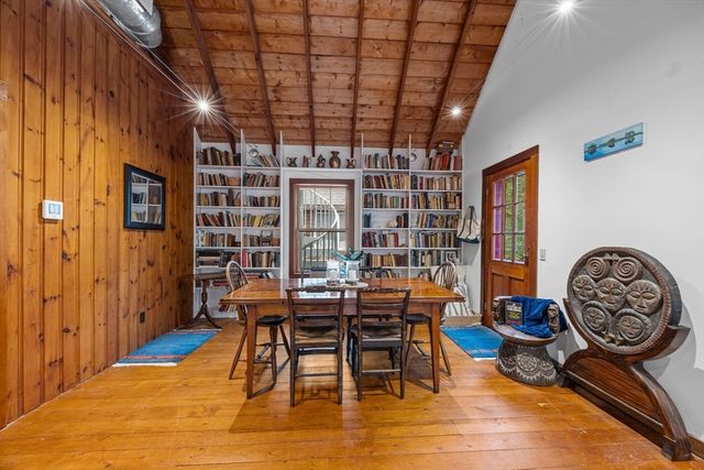 76 F R Lillie Rd, Falmouth, MA 02543