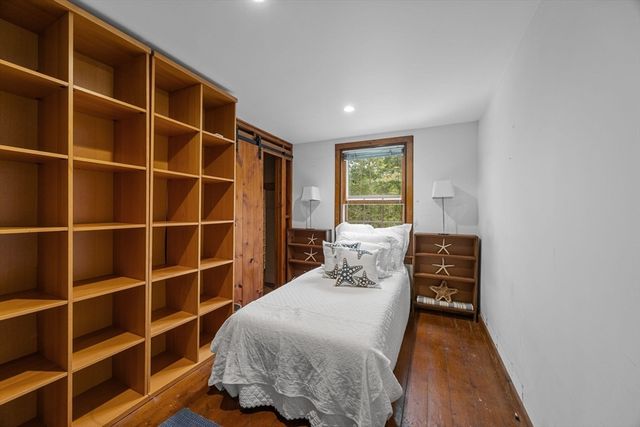 76 F R Lillie Rd, Falmouth, MA 02543