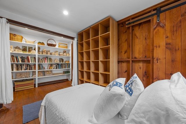 76 F R Lillie Rd, Falmouth, MA 02543