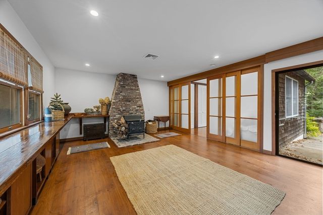 76 F R Lillie Rd, Falmouth, MA 02543