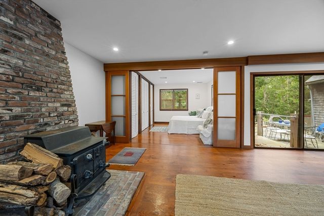 76 F R Lillie Rd, Falmouth, MA 02543