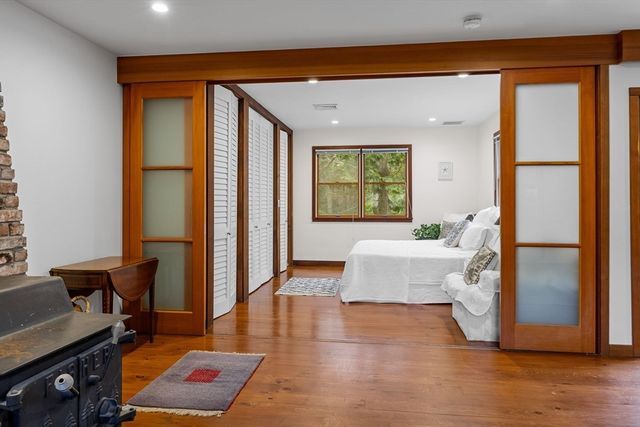 76 F R Lillie Rd, Falmouth, MA 02543