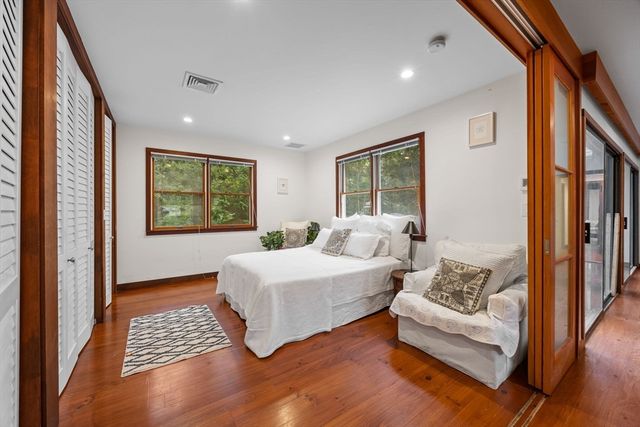 76 F R Lillie Rd, Falmouth, MA 02543