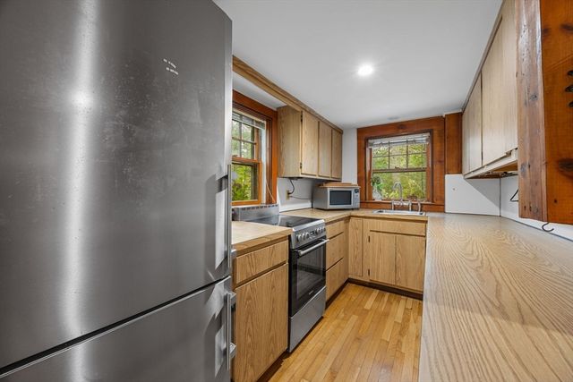 76 F R Lillie Rd, Falmouth, MA 02543