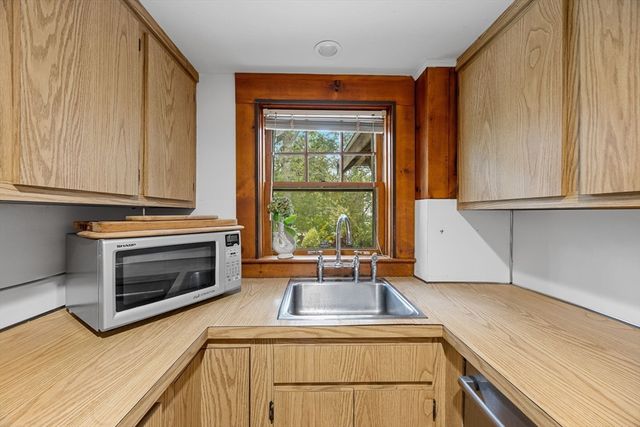 76 F R Lillie Rd, Falmouth, MA 02543