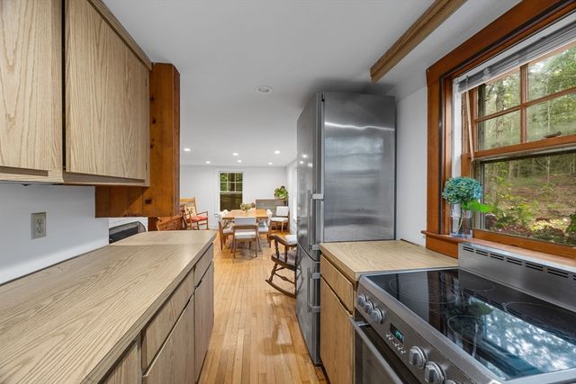 76 F R Lillie Rd, Falmouth, MA 02543