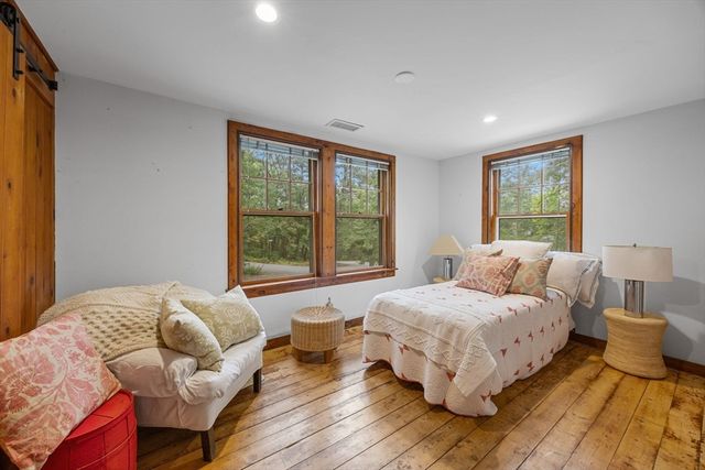 76 F R Lillie Rd, Falmouth, MA 02543