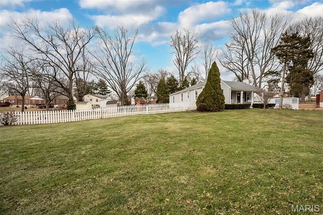 1475 Saint Catherine Street, Florissant, MO 63033