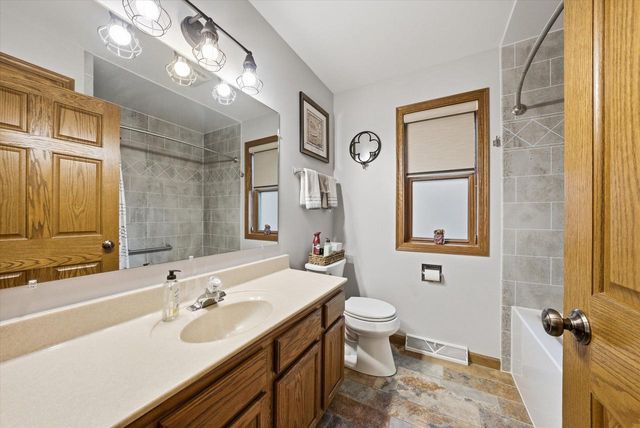 4335 Rose COURT, New Berlin, WI 53151