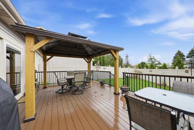 4335 Rose COURT, New Berlin, WI 53151