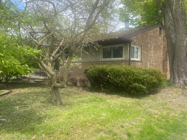 28918 Red Leaf Lane, Southfield, MI 48076