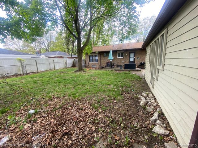 28918 Red Leaf Lane, Southfield, MI 48076