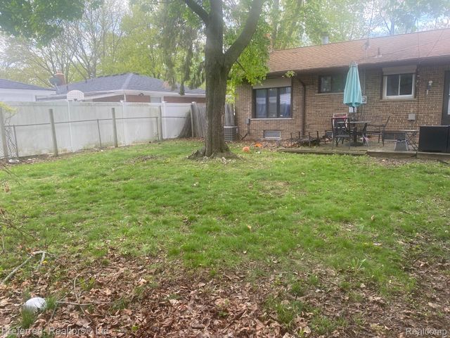 28918 Red Leaf Lane, Southfield, MI 48076