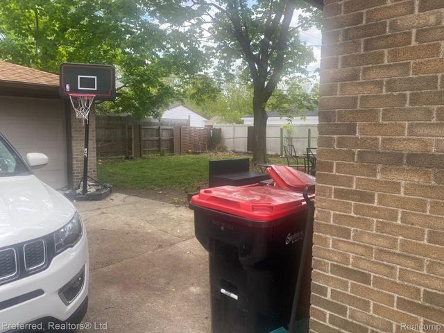 28918 Red Leaf Lane, Southfield, MI 48076