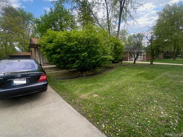 28918 Red Leaf Lane, Southfield, MI 48076