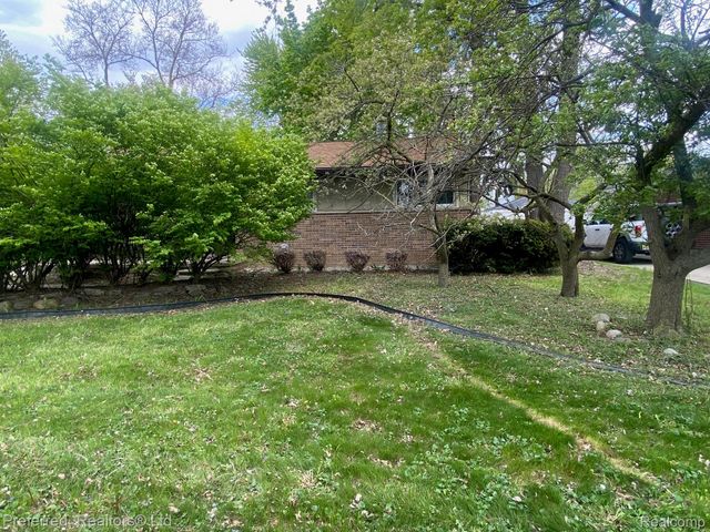 28918 Red Leaf Lane, Southfield, MI 48076