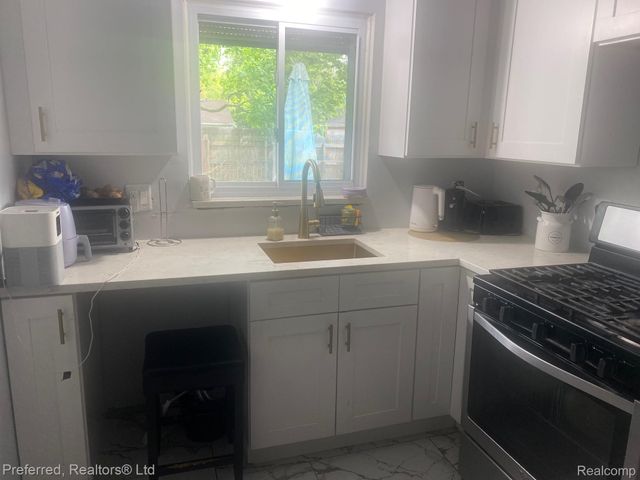 28918 Red Leaf Lane, Southfield, MI 48076