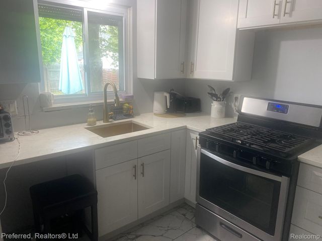 28918 Red Leaf Lane, Southfield, MI 48076