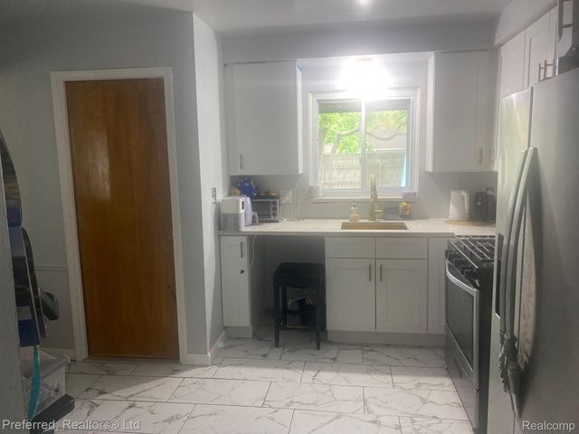 28918 Red Leaf Lane, Southfield, MI 48076
