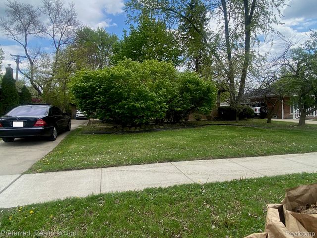 28918 Red Leaf Lane, Southfield, MI 48076