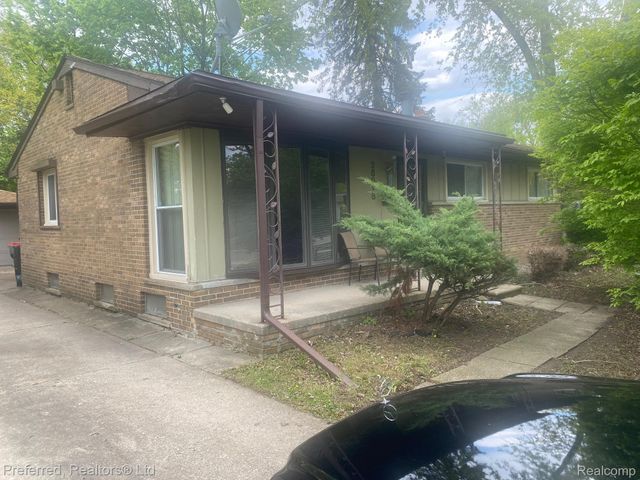 28918 Red Leaf Lane, Southfield, MI 48076