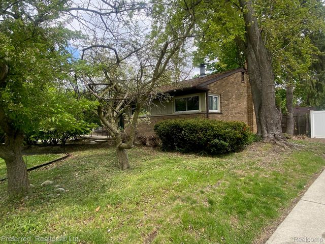 28918 Red Leaf Lane, Southfield, MI 48076