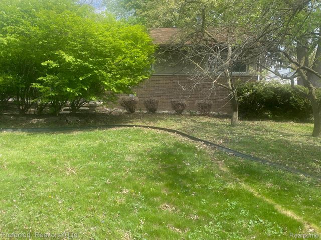 28918 Red Leaf Lane, Southfield, MI 48076