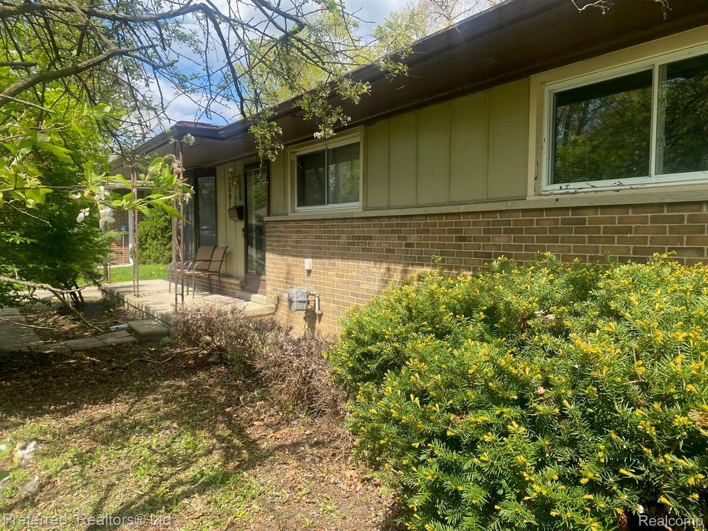 28918 Red Leaf Lane, Southfield, MI 48076