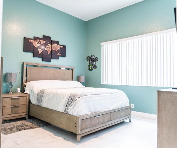 1102 SW 158th Avenue, Pembroke Pines, FL 33027