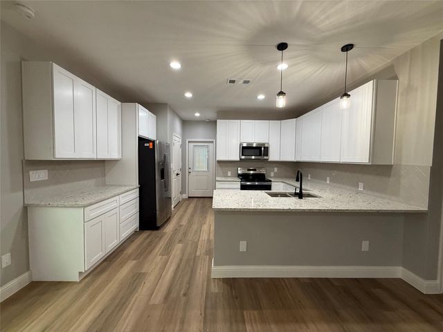 1917 AVE A, Denison, TX 75021