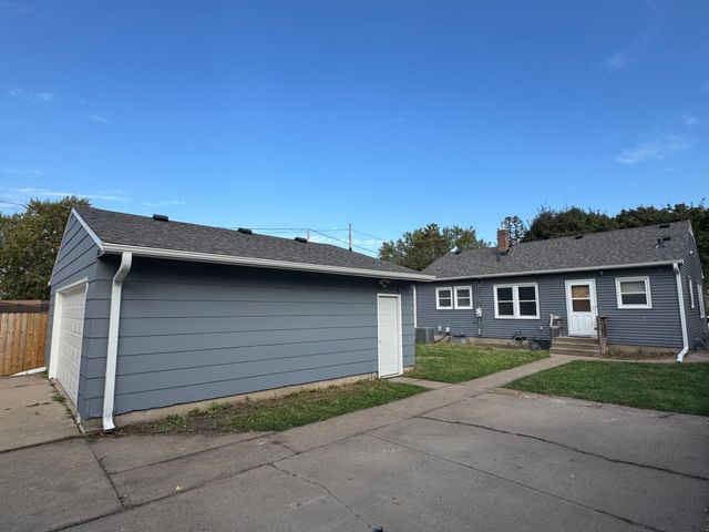 1874 Hoyt Avenue E, Saint Paul, MN 55119