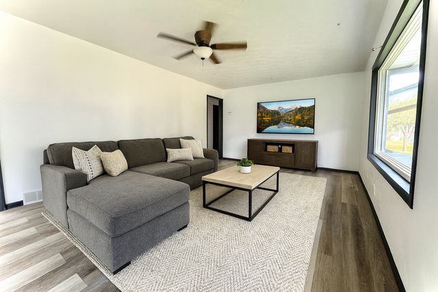 1874 Hoyt Avenue E, Saint Paul, MN 55119