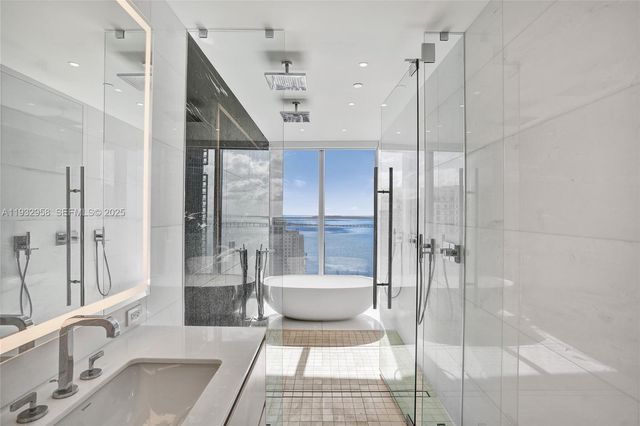 300 Biscayne Boulevard Way 3304C, Miami, FL 33131