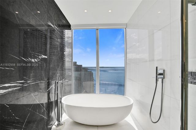 300 Biscayne Boulevard Way 3304C, Miami, FL 33131