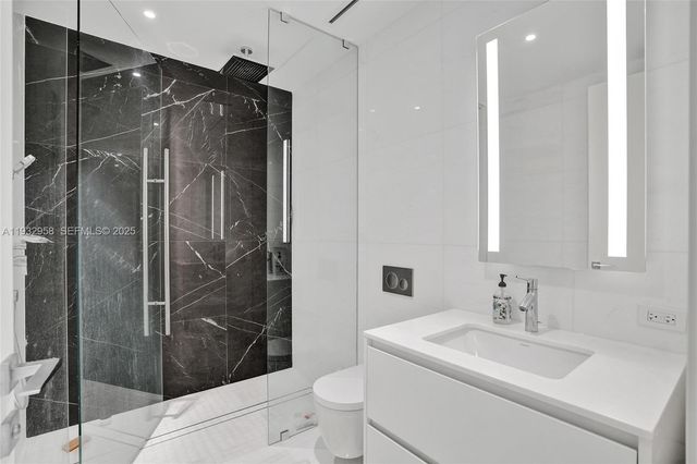 300 Biscayne Boulevard Way 3304C, Miami, FL 33131