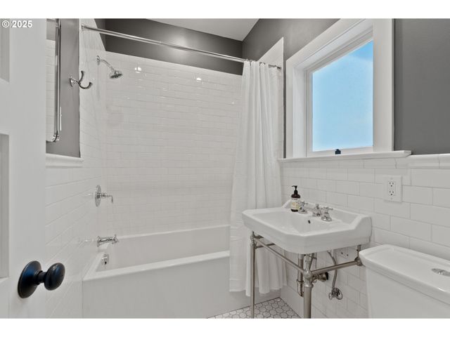 1912 Ne 11TH Ave, Portland, OR 97212